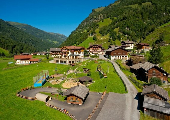 Hotelanlage Sommer mit Abenteuerspielplatz