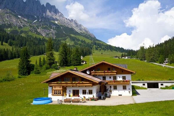 Gästehaus Gschwandtner im Sommer by Michi Gruber