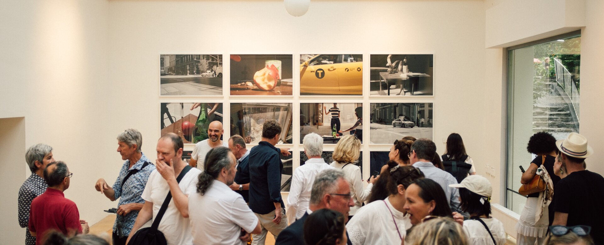 Many people walk around in a room with an art gallery | © Hannes Wichmann